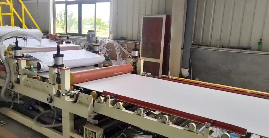 PRODUKTIONSLINJE FOR PLACERING AF GIPS LOFT